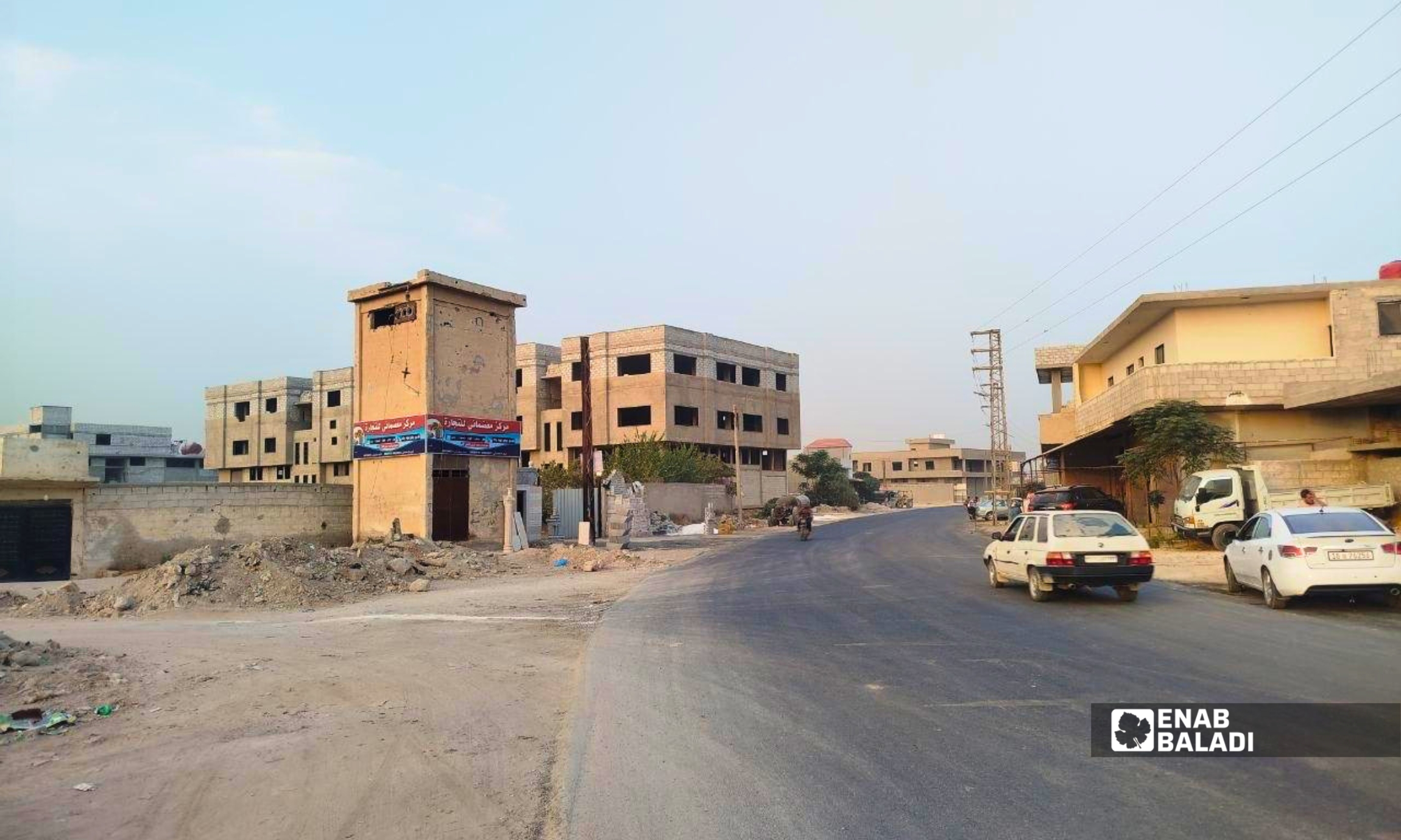 تمديدات كهربائية بين أبنية سكنية في مدينة داريا