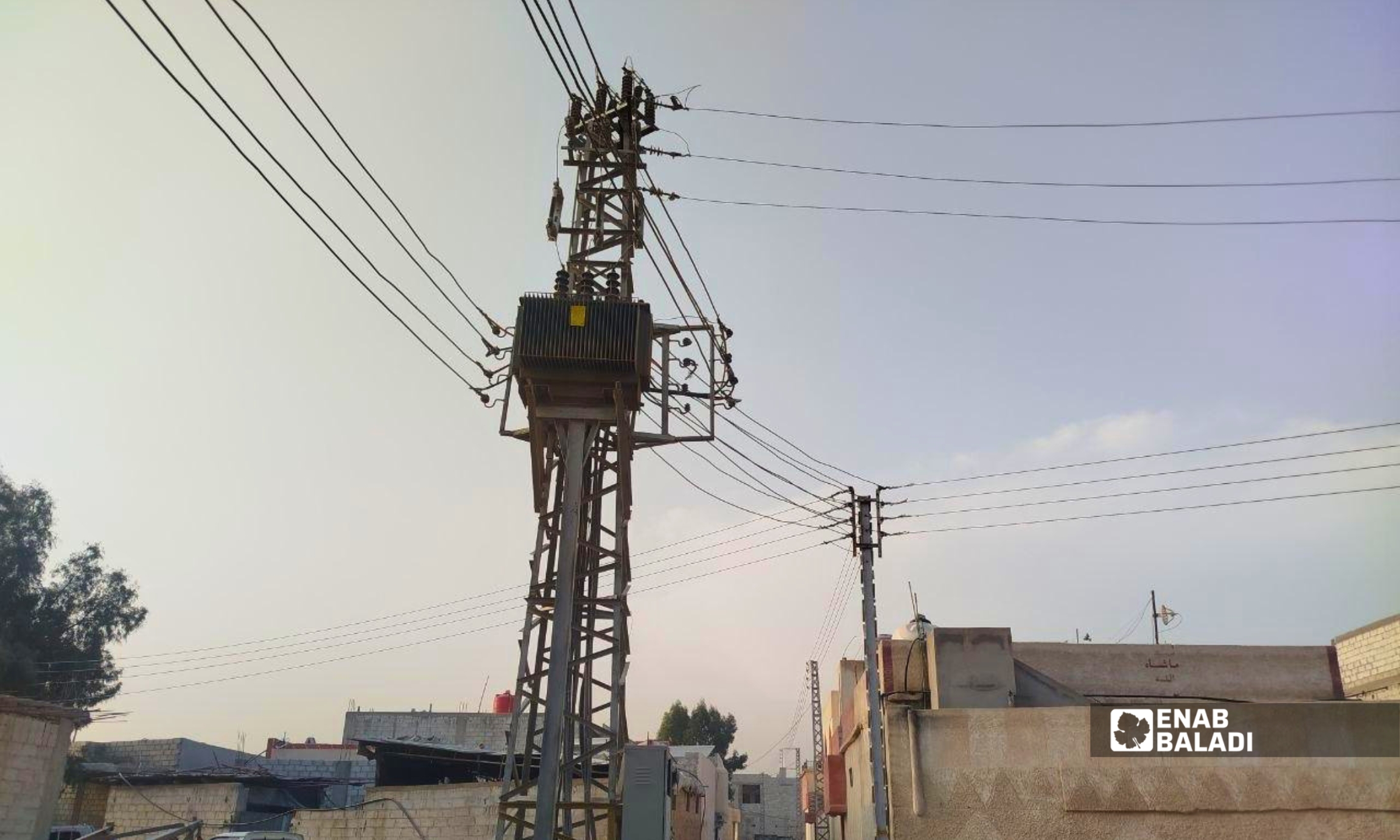 محوّلة كهرباء وخطوط تغذية بين أبنية سكنية في مدينة داريا 
