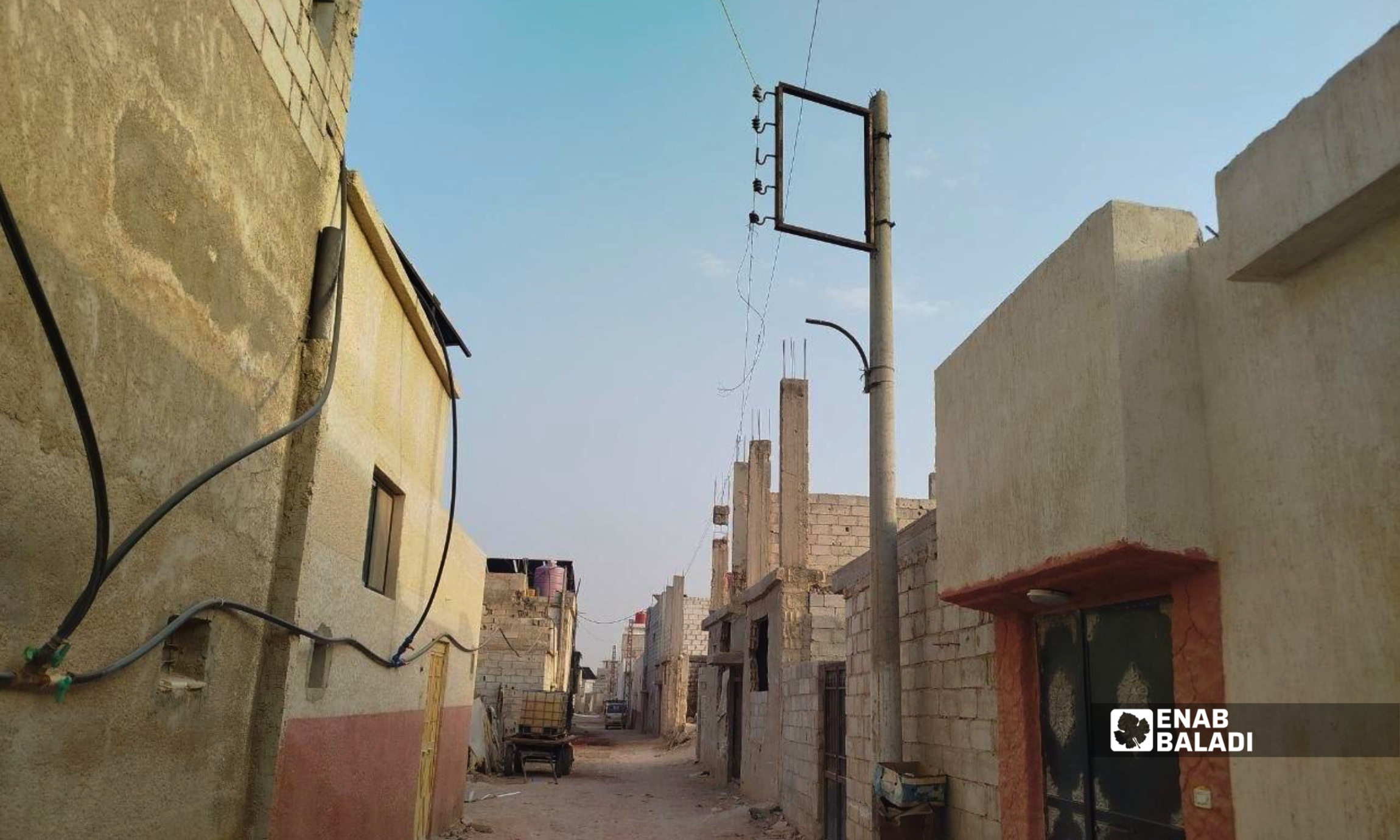 تمديدات كهربائية بين أبنية سكنية في مدينة داريا