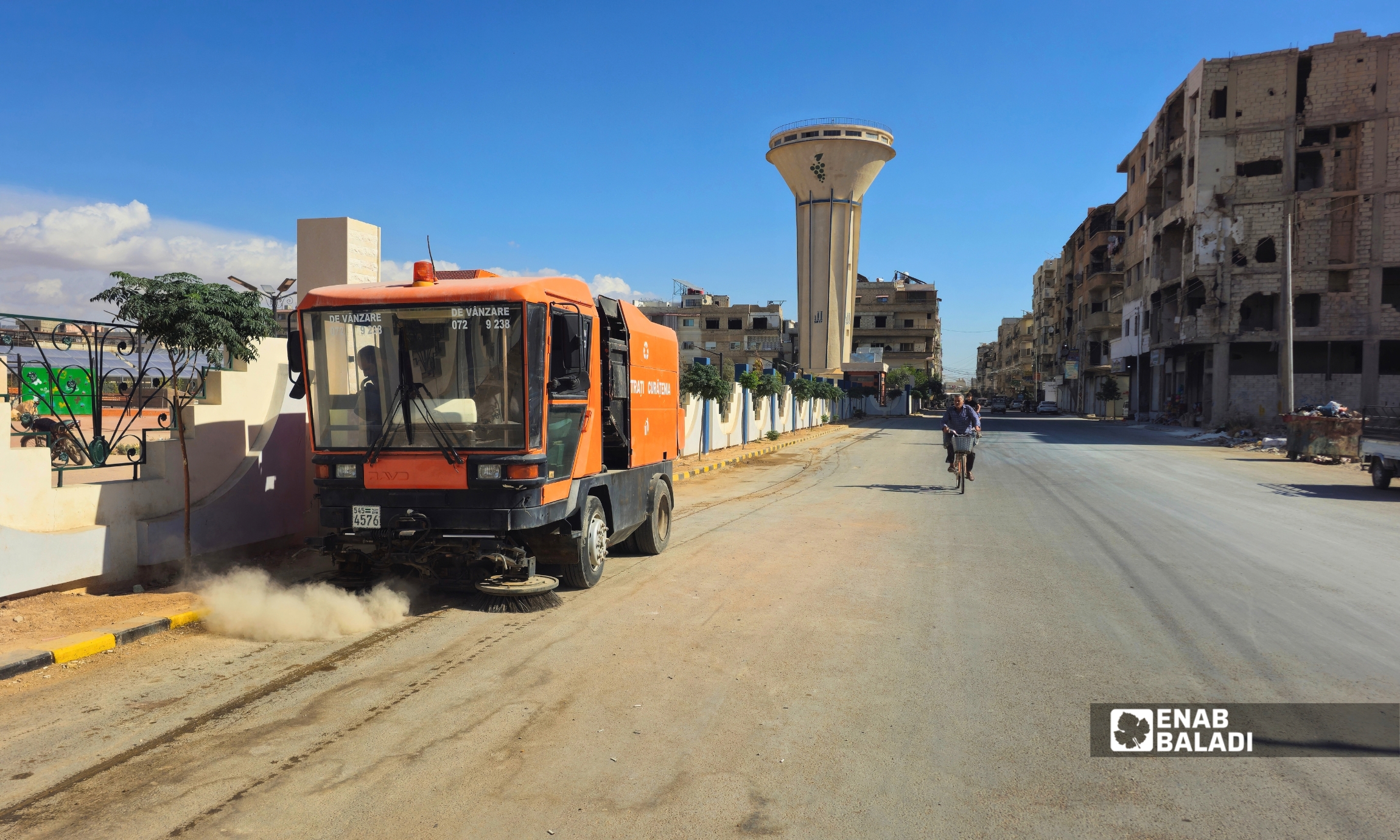 كانسة آلية تنظف أحد شوارع داريا بعد تزفيته 