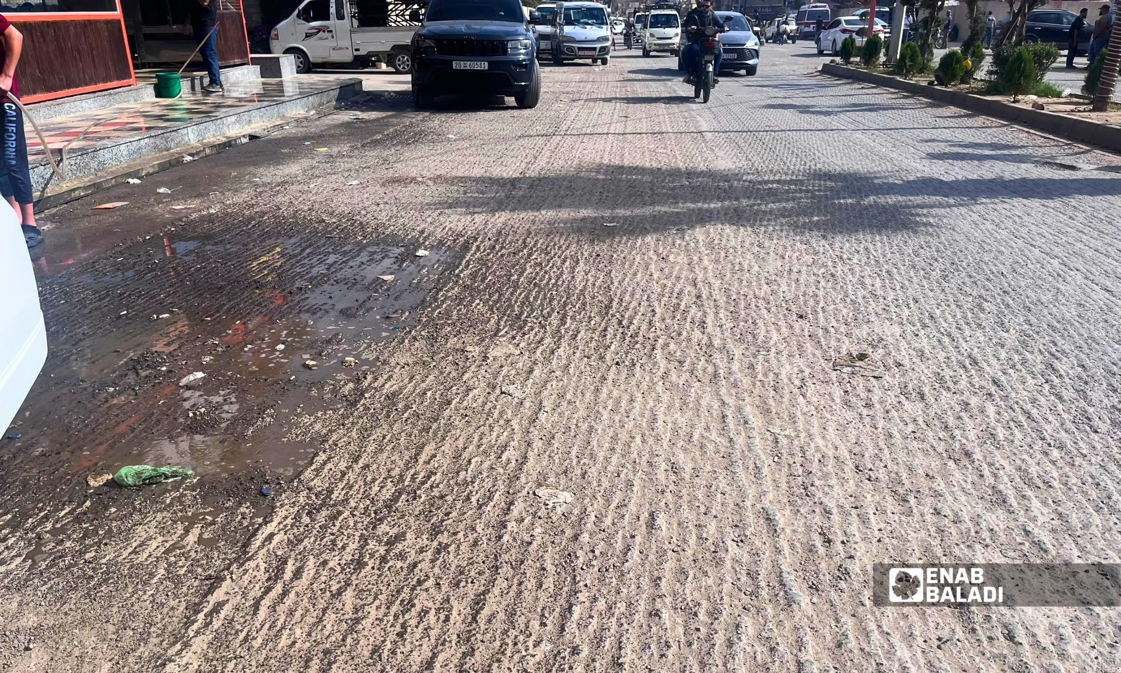 مياه متجمعة أمام محال تجارية في أحد شوارع داريا 