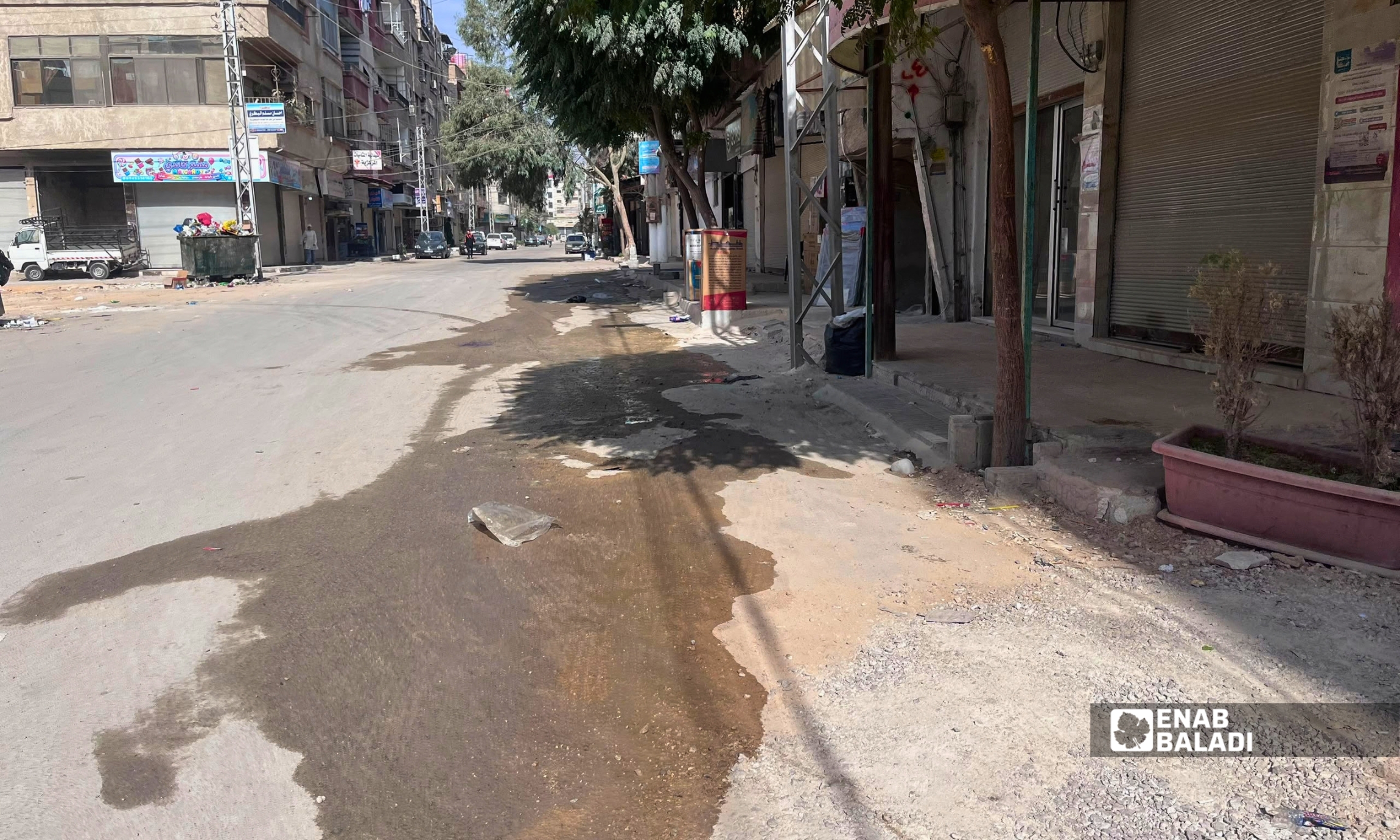 مياه متجمعة أمام محال تجارية في أحد شوارع داريا 