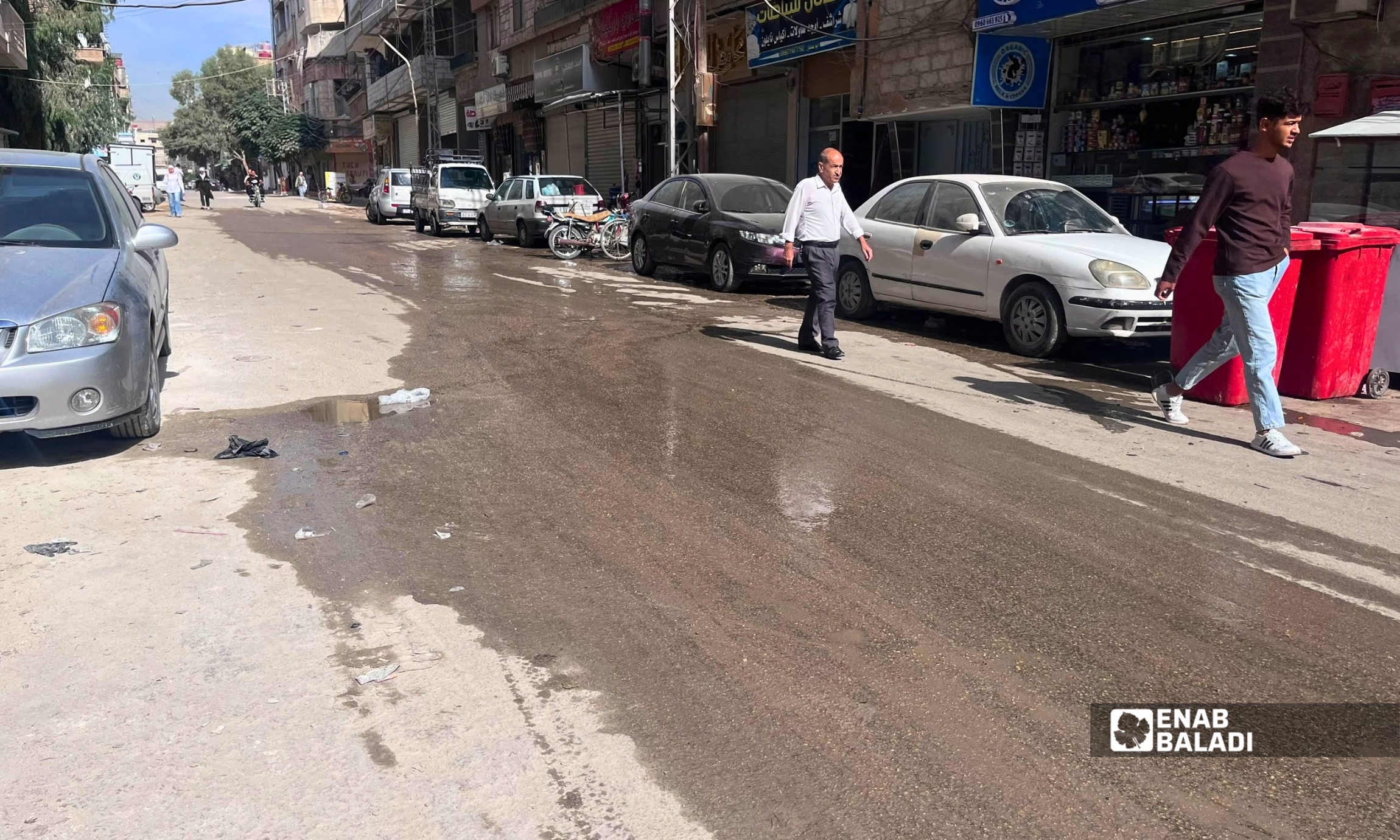 مياه متجمعة أمام محال تجارية في أحد شوارع داريا 