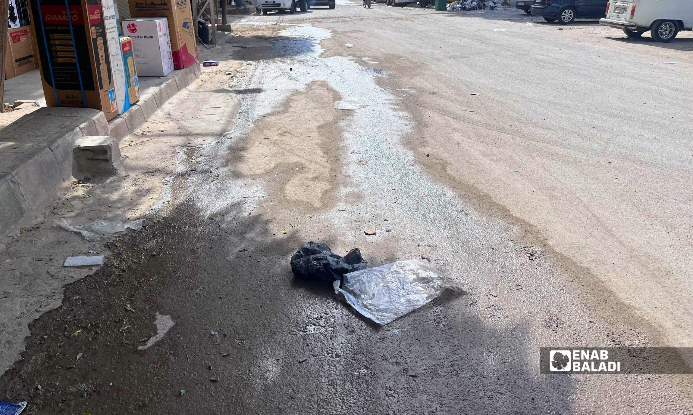 مياه متجمعة أمام محال تجارية في أحد شوارع داريا 