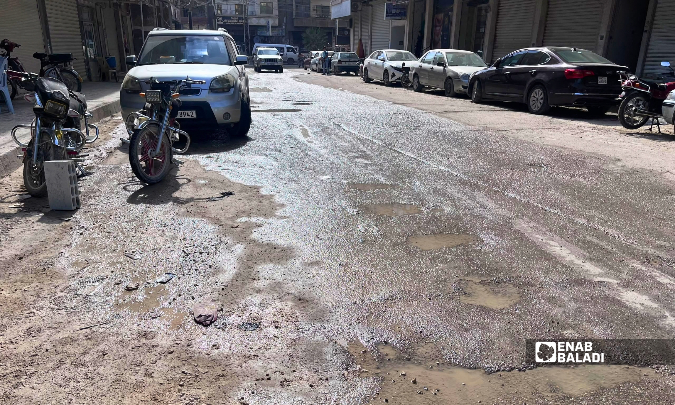 مياه متجمعة أمام محال تجارية في أحد شوارع داريا 