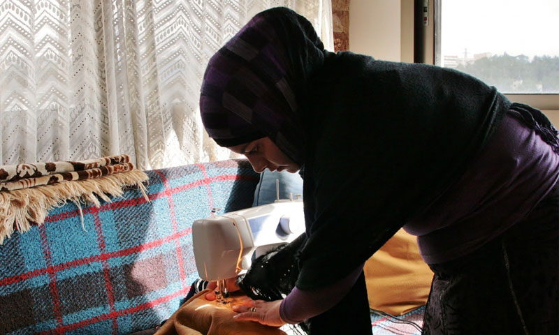 Heba Bouqai: a Syrian Girl who weaves and sells her products in Lebanon (Venetia Rainey)