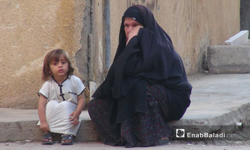 Archival photo for a woman and a girl in Sheikh Yassin neighborhood in the city of Deir ez-Zor - 2013-2014 (Enab Baladi)