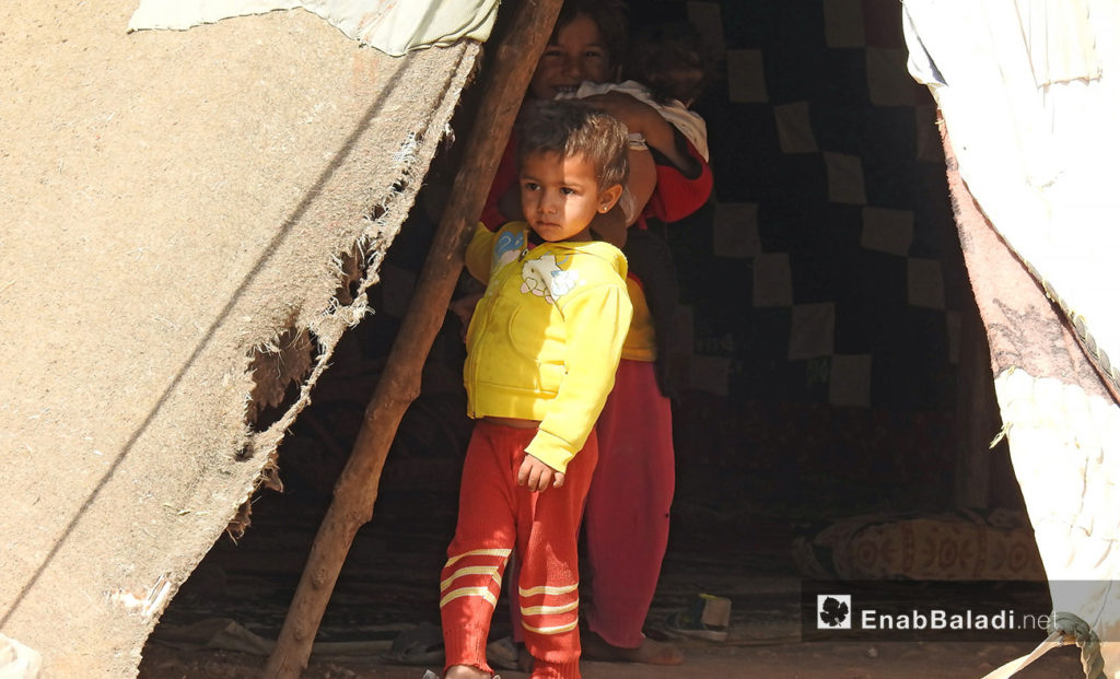 A child in a tent in a camp for displaced people in northern Aleppo countryside - October 8, 2017 (Enab Baladi)