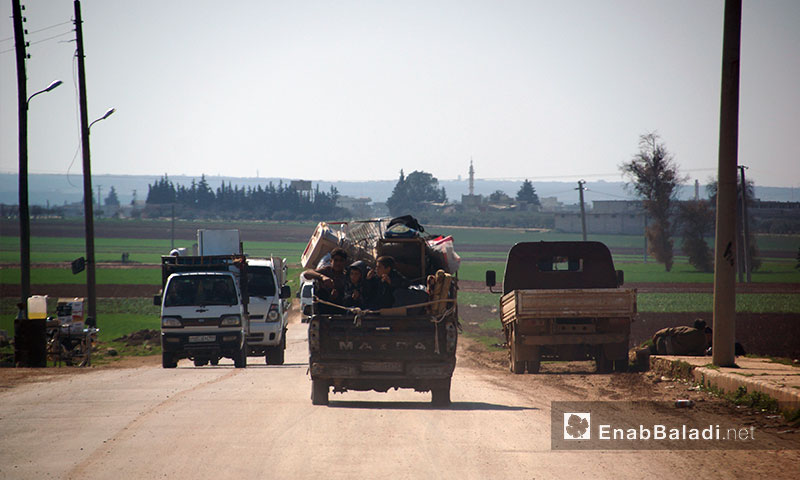 People on the secondary roads of rural Idlib - 28 January 2018 (Enab Baladi)