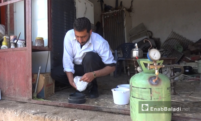 Samer al-Diab experimenting to extract hydrogen-based fuel in northern Homs – April 2018 (Enab Baladi)