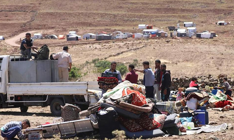 The displacement of civilians from the cities and towns from the eastern countryside of Daraa that are suffering Assad’s forces shelling – June 24, 2018 (Alaa al-Faqeer)