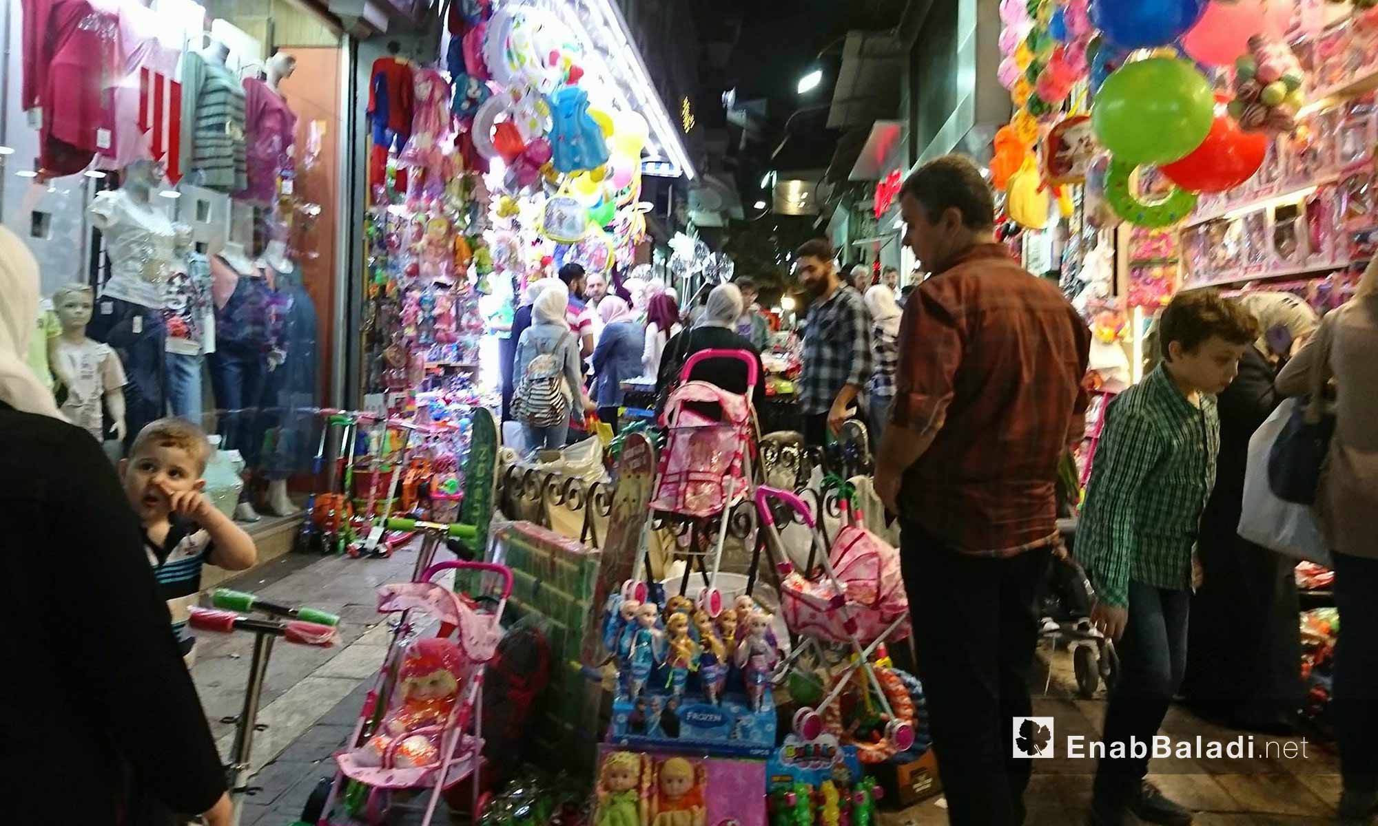 People shopping for Eid al-Fitr in Damascus – June 14, 2018 (Enab Baladi)