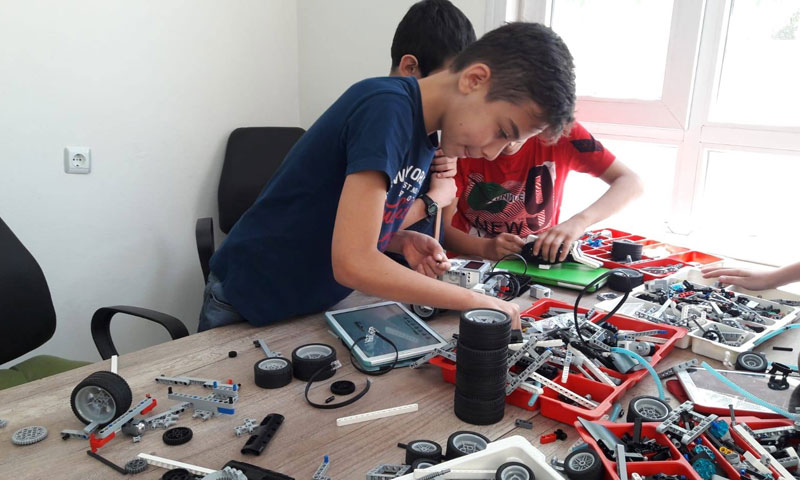 Syrian children being trained on robot technology in the city of Gaziantep (Turk Press)