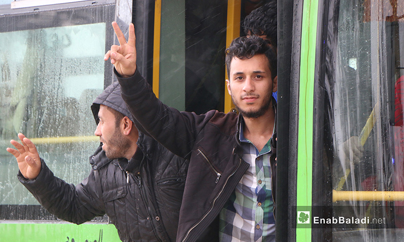 Rural Homs IDPs reach al-Zindayn Crossing in the city of al-Bab, eastern Aleppo – May 9, 2018 (Enab Baladi)