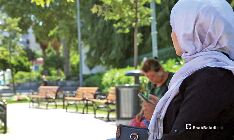 Expressive, a Syrian young woman at a park  in Istanbul city (Enab Baladi)