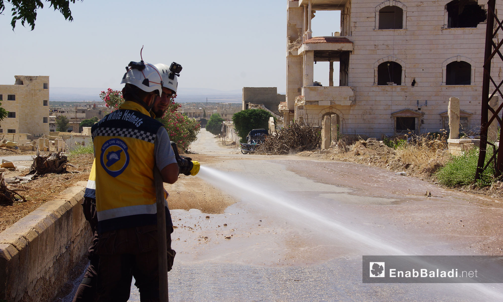 Civil Defense volunteers cleaning the roads of the city of Murak, rural Hama, under the “Land Revival” campaign– July 7, 2018 (Enab Baladi)