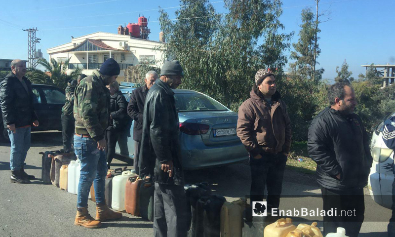Citizens lining up to get fuel near the al-Kum area near the city of Sweida, southern Syria – March 6, 2019 (Enab Baladi)