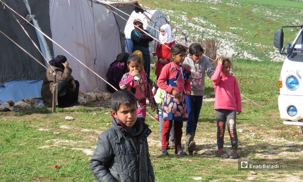 Children from the village of al-Huwayz being displaced to the area of Shair al-Maghar, under the protection of the Turkish observation point in al-Ghab Plain – Match 19, 2019 (Enab Baladi)