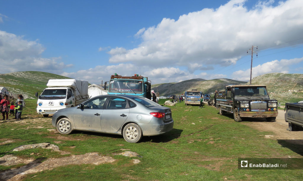 The displacement of people from the village of al-Huwayz to the village of Shair al-Maghar, under the protection of the Turkish observation point in al-Ghab Plain – March 18, 2019 (Enab Baladi)