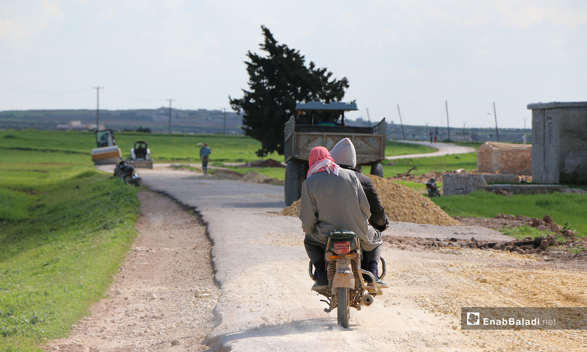 Upgrading the roads connecting the villages and towns in northern rural Aleppo – April 10, 2019 (Enab Baladi)