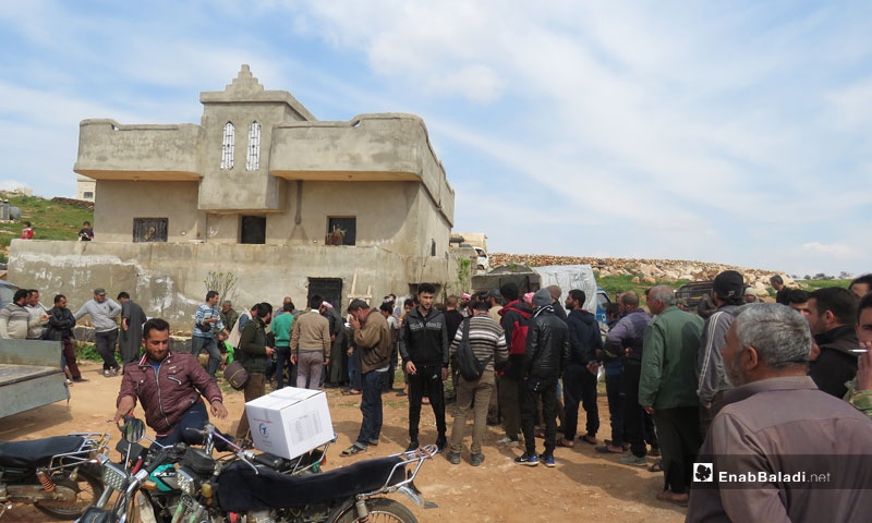 Relief distribution for displaced persons from Al-Ghab Plains in the southern Idlib countryside - March 28, 2019 (Enab Baladi)