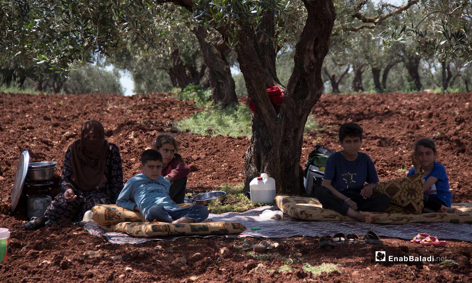 Civilians from Idlib resorting to the Syrian-Turkish borders, fleeing the bombardment – May 3, 2019 (Enab Baladi)