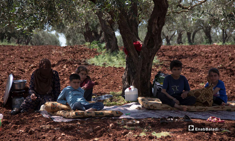 Civilians displaced to the Syrian-Turkish border in order to escape bombing - 3 May 2019 (Enab Baladi)