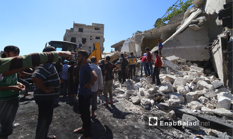 Teams of the Syrian Civil Defense pulling civilians out of the rubble of their houses which have been destroyed by the Russian aerial bombing of the Urum al-Jawz town, southern rural Idlib – July 21, 2019 (Enab Baladi)