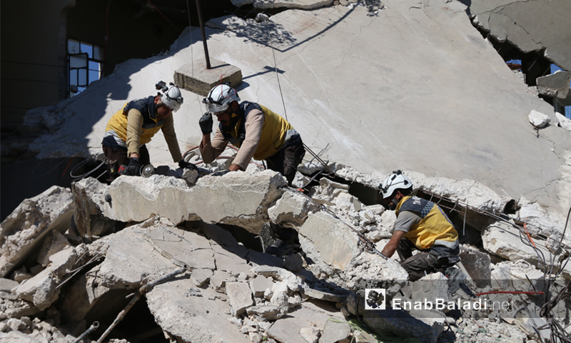Teams of the Syrian Civil Defense pulling civilians out of the rubble of their houses which have been destroyed by the Russian aerial bombing of the Urum al-Jawz town, southern rural Idlib – July 21, 2019 (Enab Baladi)