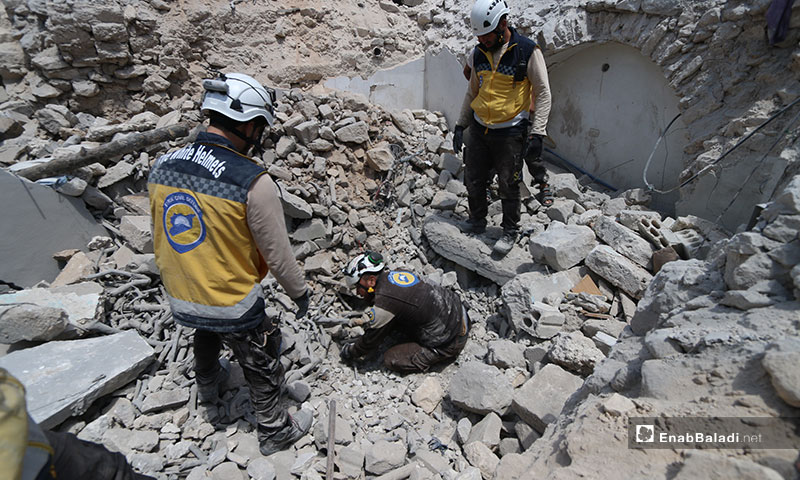 The Syrian Civil Defense pulls victims out of the rubble in the wake of the aerial shelling on Ariha, southern Idlib – July 12, 2019 (Enab Baladi)