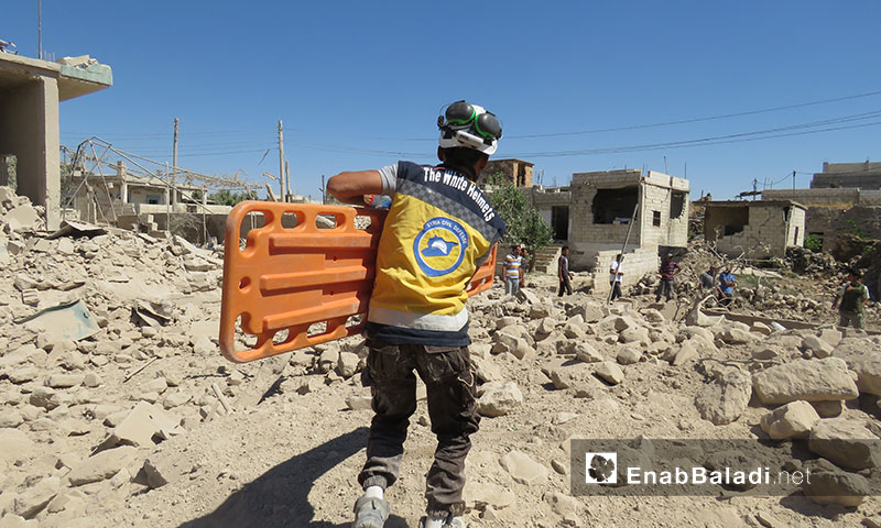 White Helmets’ volunteers recovering civilians from the rubble of the houses targeted by the Russian air raids in Jbala town, southern rural Idlib – July 21, 2019 (Enab Baladi)