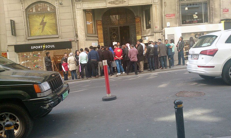 Applicants congregating in front of the Syrian Consulate in Istanbul (Internet)