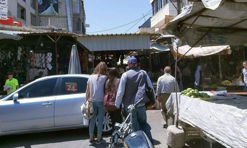 A photo of the sidewalk vending and stalls in Suwayda (Suwayda 24)