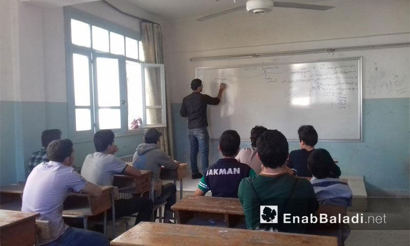 Students attending a class at al-Mutanabbi School, Idlib - October 2016 (Enab Baladi)