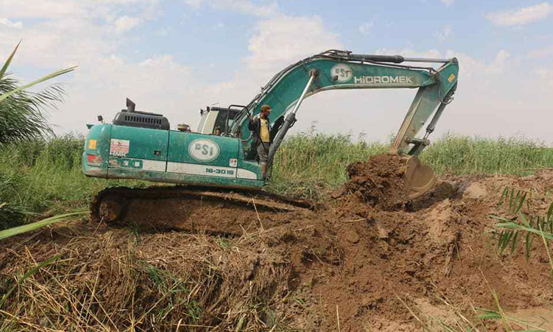 Local council’s digging machine in al-Rai, Aleppo countryside, building an irrigation canal in the area- August 22, 2019 (Al-Rai City Local Council)