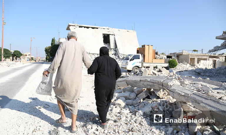Displaced people taking advantage of the relative ceasefire to move the furniture of their destroyed houses in the southern countryside of Idlib, September 6, 2019 (Enab Baladi)
