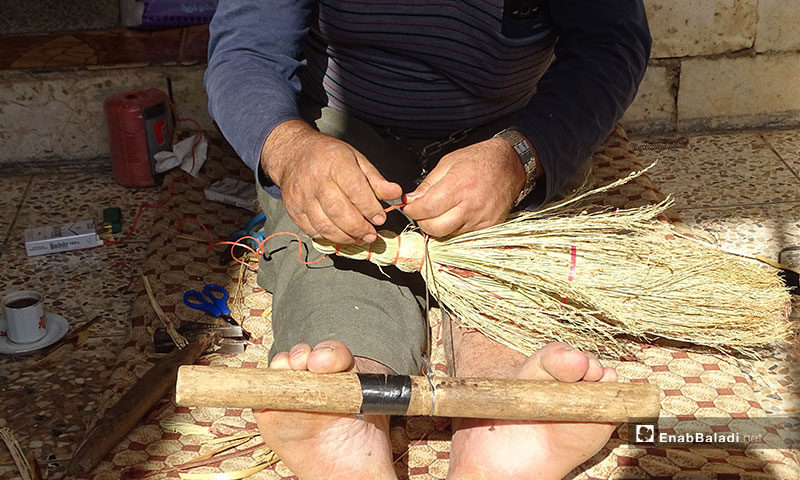 Handmade straw brooms in the town of Dabiq in Aleppo countryside - 17 November 2019 (Enab Baladi)