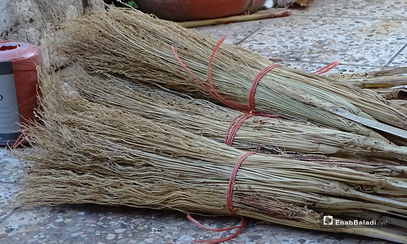 Handmade straw brooms in the town of Dabiq in Aleppo countryside - 17 November 2019 (Enab Baladi)