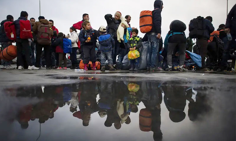 Refugees in Greece crossing the sea towards Europe 2016 (Getty)