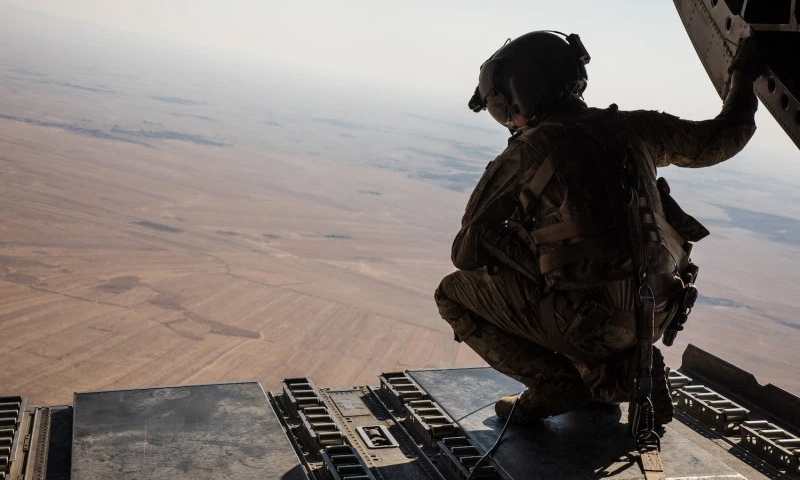 A member of the Global Coalition’s Boeing CH-47 Chinook staff during a mission in northeastern Syrian- (RAY BOYINGTON/U.S. ARMY)