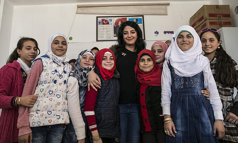 Turkish teacher and her Syrian students (AA)