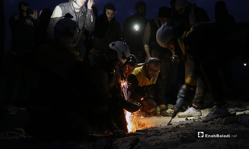 The Syrian Civil Defence volunteers recovering the bodies of victims in the aftermath of Russian and Syrian regime airstrike on the town of  Kafr Nouran in the western countryside of Aleppo - 21 January 2020 (Enab Baladi)
