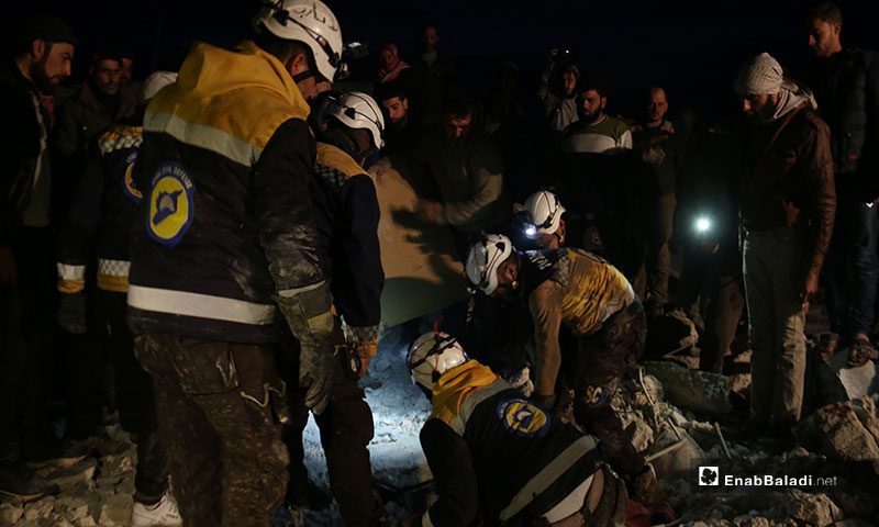The Syrian Civil Defence volunteers recovering the bodies of victims in the aftermath of Russian and Syrian regime airstrike on the town of  Kafr Nouran in the western countryside of Aleppo - 21 January 2020 (Enab Baladi)
