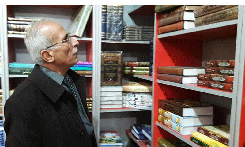 A visitor to the book fair "Iqra/read" in the town of Marea (Al-Shahid bookstore Facebook page)