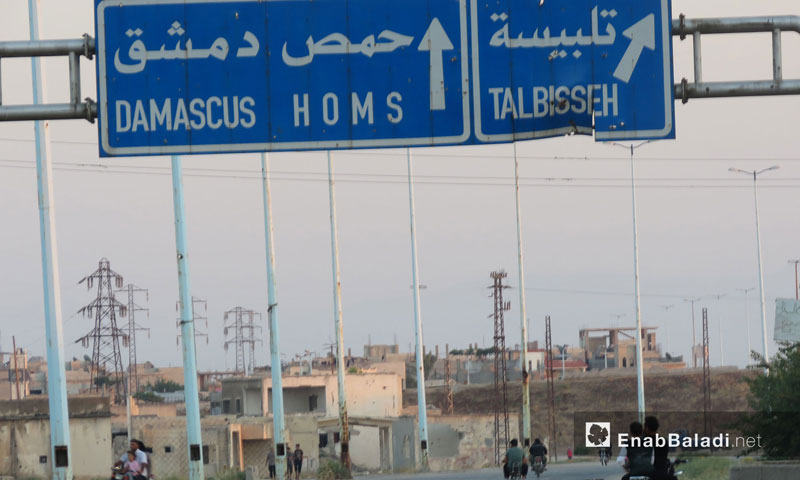 Traffic signs on the international highway of Damascus – Homs, 25 July 2017 (Enab Baladi)