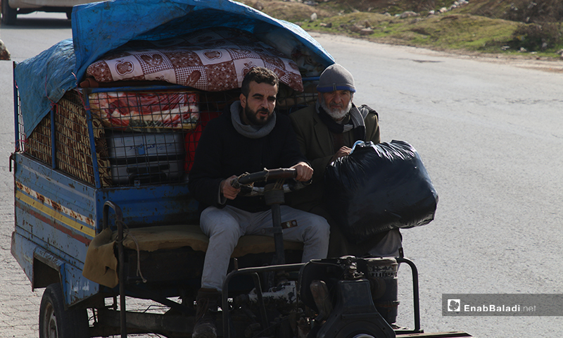 Families fleeing violence in the town of Ariha and the Jabal Zawiya area in Idlib countryside to safer areas near the Turkish border - 28 January 2020 (Enab Baladi)
