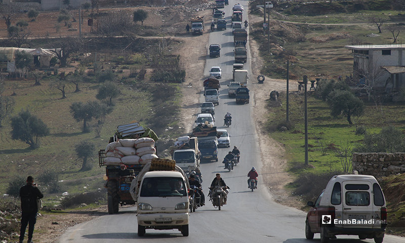 Families fleeing the violence in the town of Ariha and Jabal Zawiya areas in Idlib countryside to safer areas near the Syrian-Turkish border - 28 January 2020 (Enab Baladi)