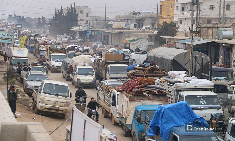 Hundreds of vehicles loaded with displaced people heading from the eastern countryside of Idlib to the Turkish border, 4 February 2020 (Enab Baladi).