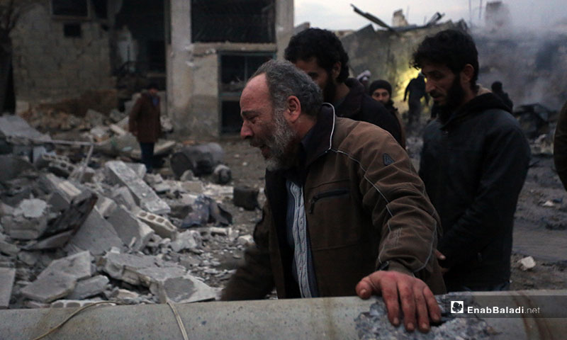 The Civil Defense volunteers are recovering the bodies of victims from the rubble in the aftermath of Russian and Syrian regime airstrike on the town of Kafrnuran in the western countryside of Aleppo - 21 January 2020 (Enab Baladi)