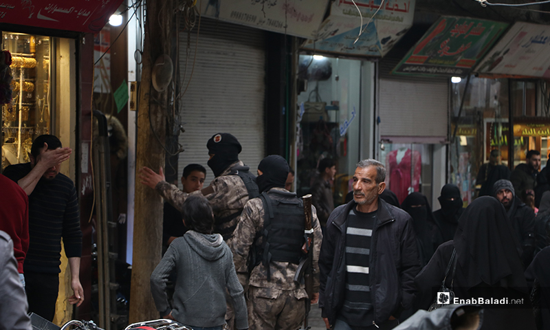 Directions are given by groups of officers and special forces in Novoteh street in the al-Bab city to break up the social gatherings as part of preventive measures against the novel coronavirus (Covid-19) – 28 March 2020 (Enab Baladi)